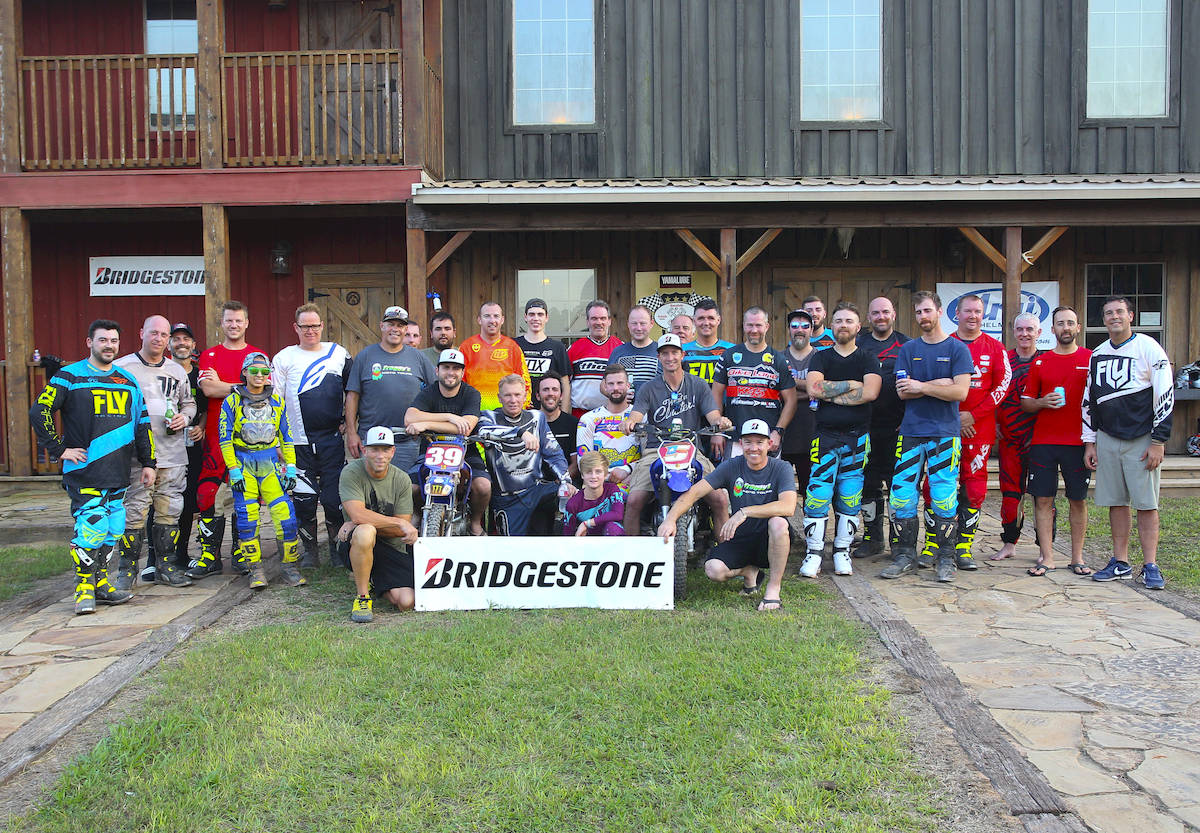 Foto de familia con el equipo de Bikers Club Bridgestone desplazados hasta el Tornado Boot Camp
