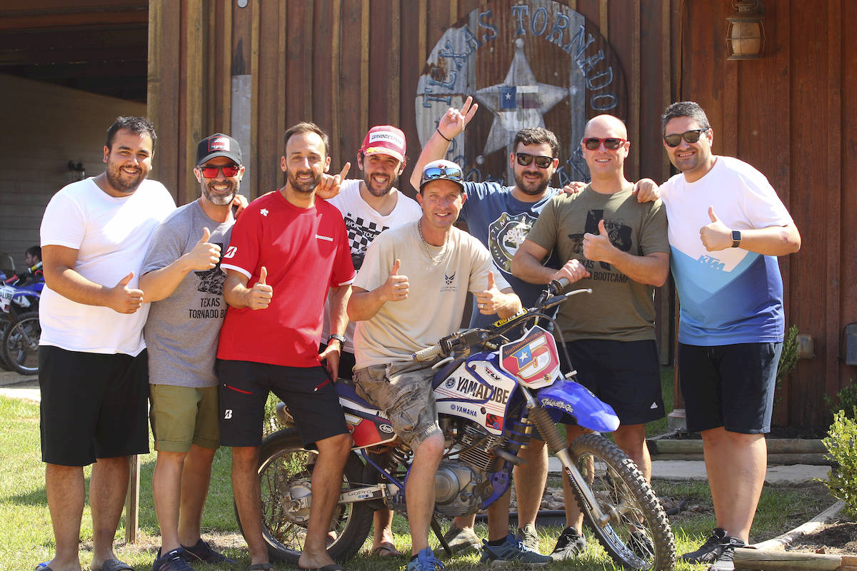 Texas Tornado Boot Camp: foto de familia del biker's club de España con Colin Edwards
