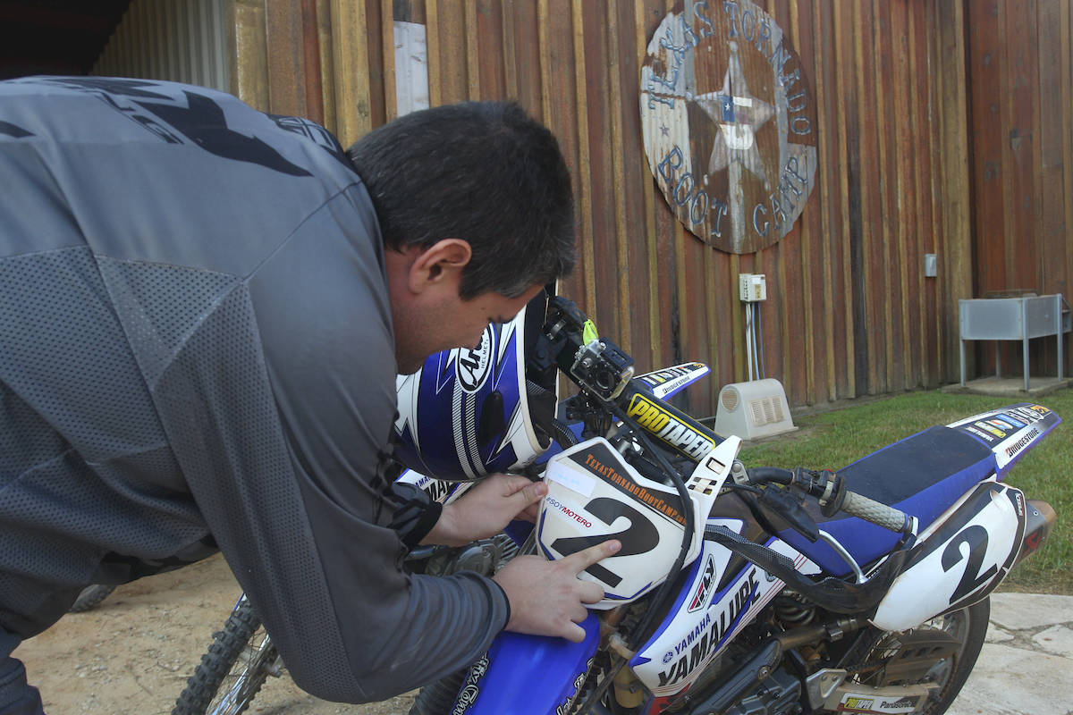 Preparamos las motos con el mínimo todo detalle: no puede faltar la pegatina de SoyMotero.net