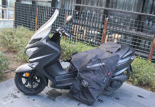 Paso 1, extender la manta sobre la moto
