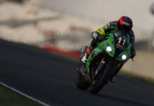 David Checa volando con la Kawasaki SRC.