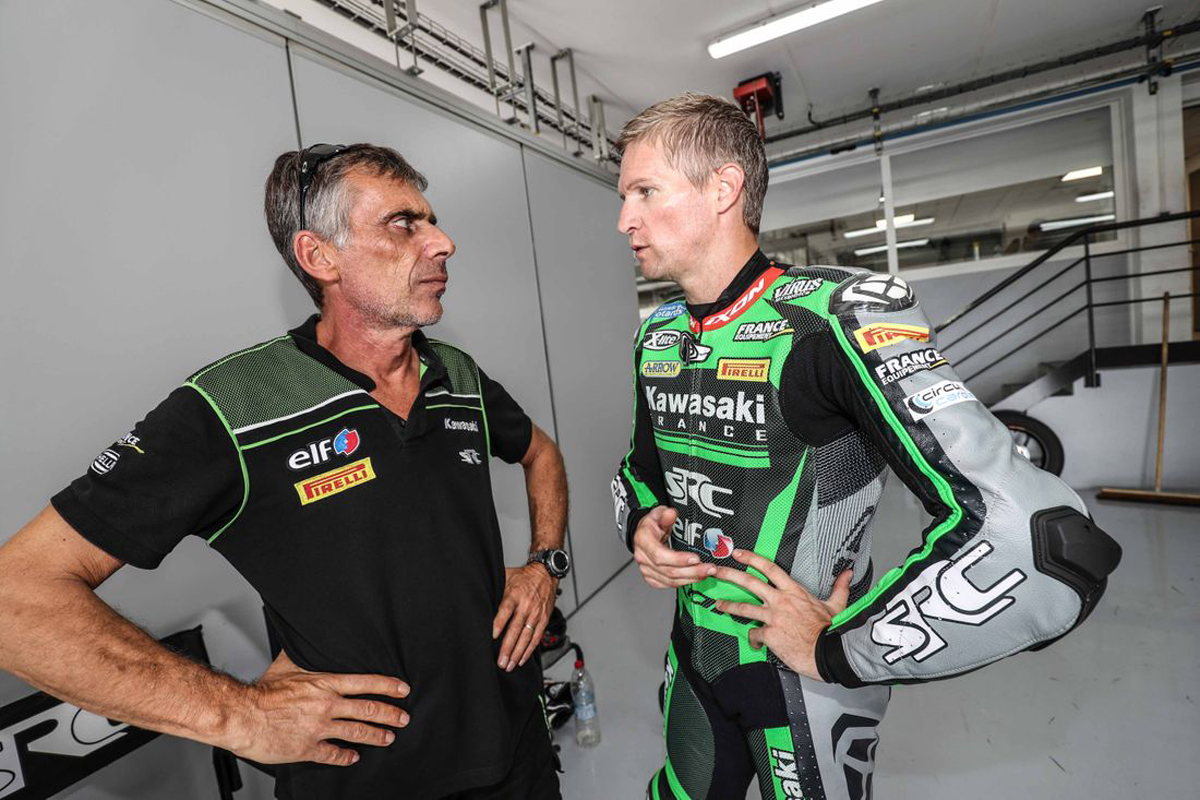 David Checa conversado con el jefe de equipo del Kawasaki SRC.