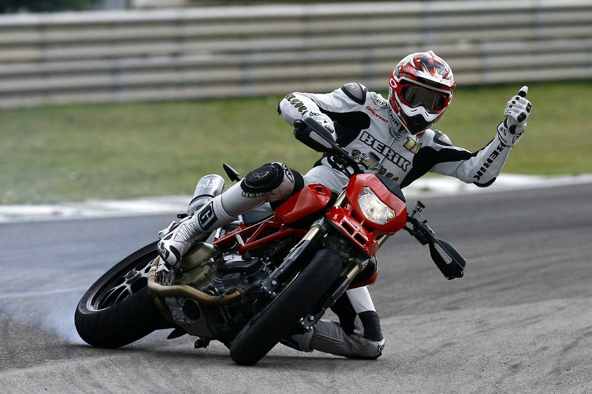 Rubén Xaus al límite con una Ducati Hypermotard