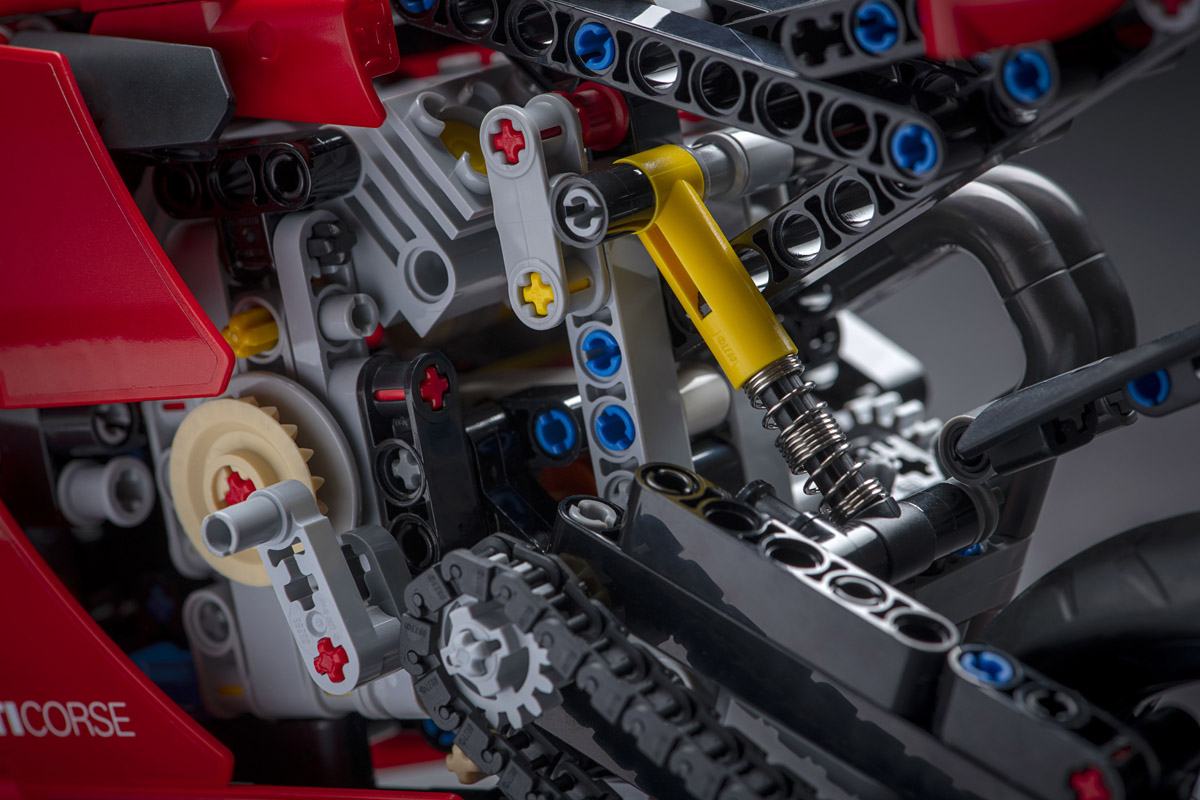 Amortiguador trasero funcional en la Ducati Panigale V4 R LEGO