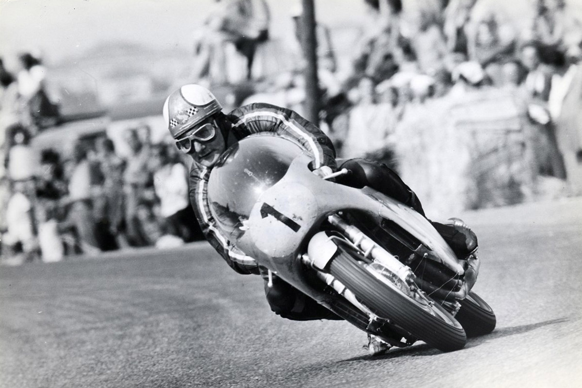 Mike Hailwood sobre la Honda 500 RC181 (1967)
