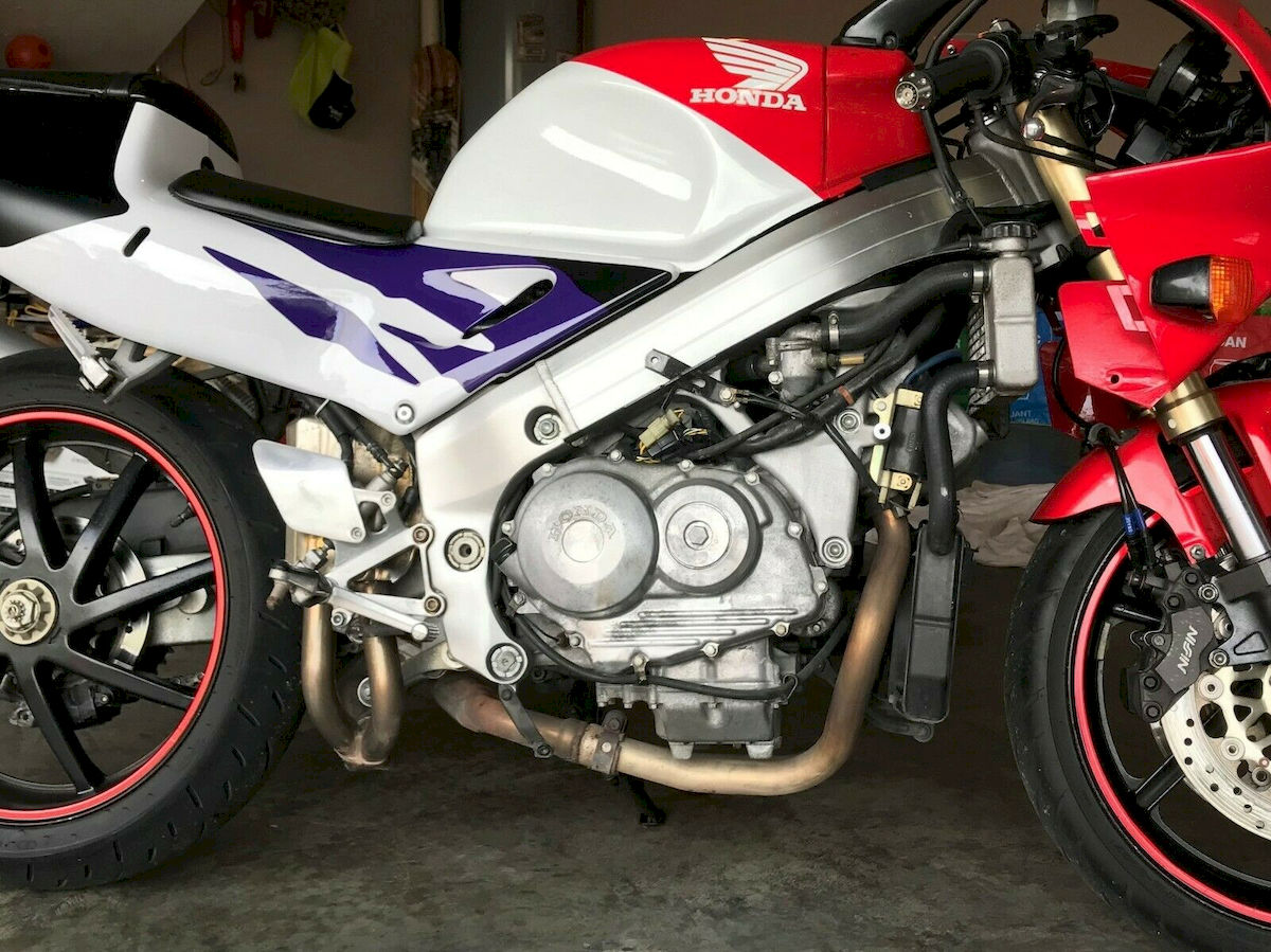 honda_rvf400_18
