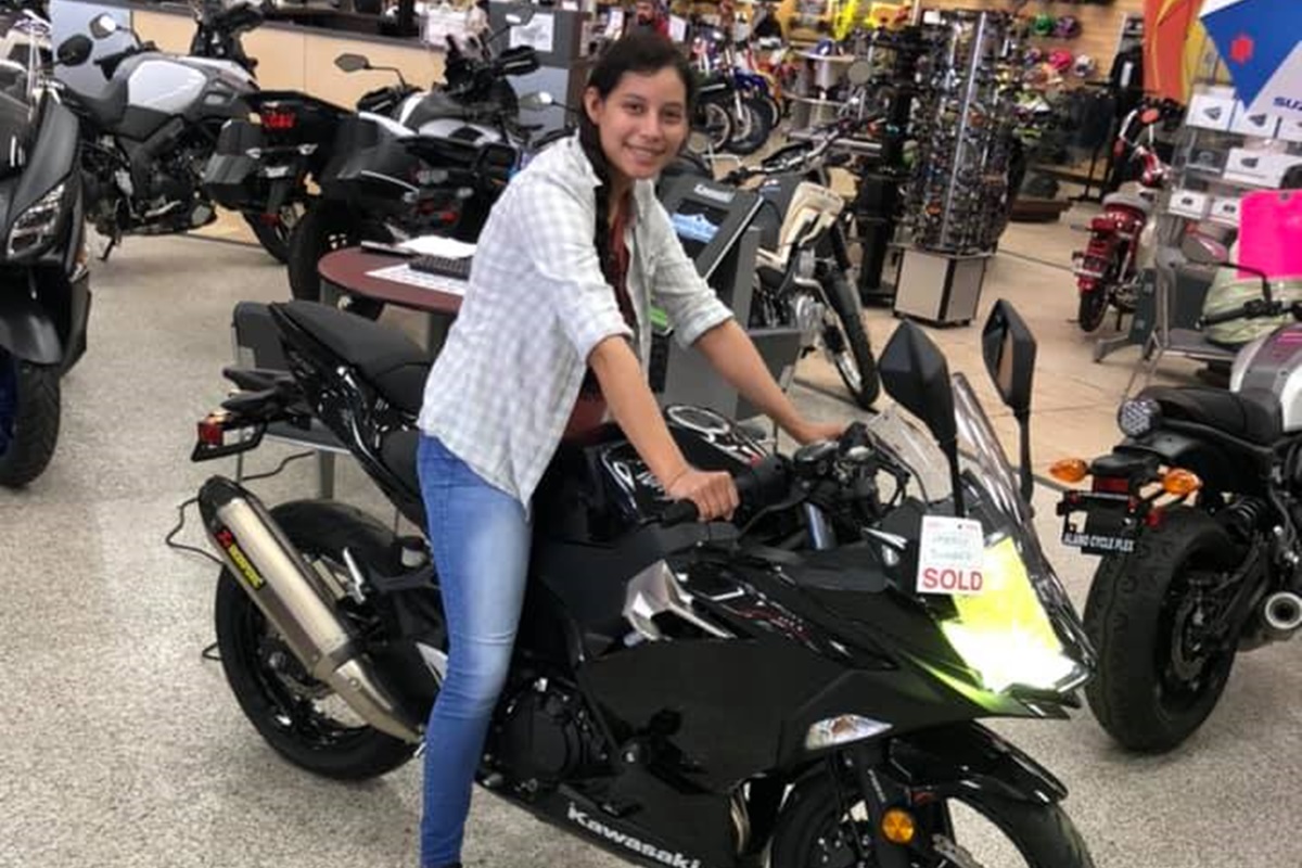 Mercedes Suárez posa con su nueva moto