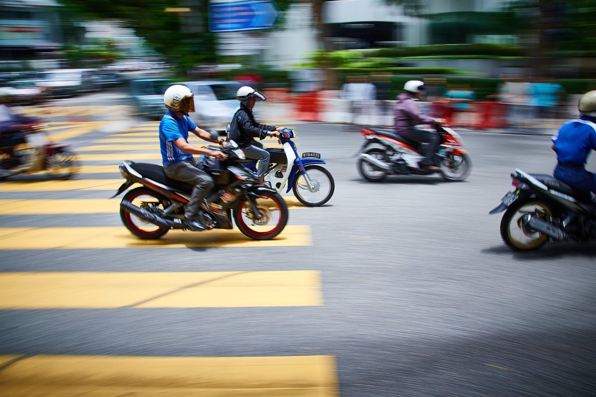motos_y_scooter_y_bicis_en_ciudad_1