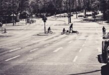 motos_y_scooter_y_bicis_en_ciudad_4