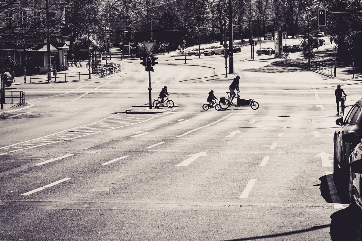 motos_y_scooter_y_bicis_en_ciudad_4