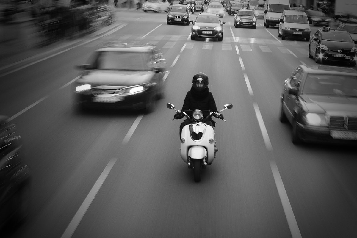 Una moto ante el tráfico rápido de coches