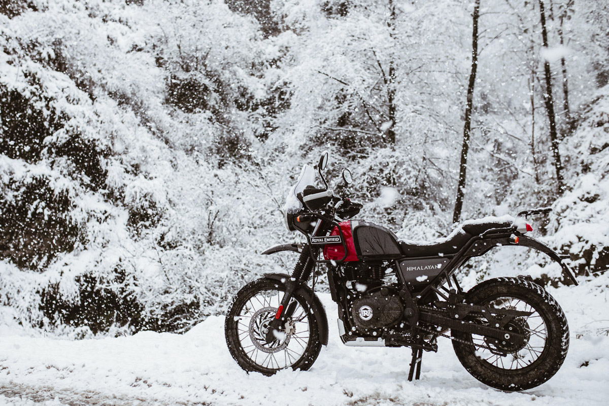 Silueta inconfundible de la Royal Enfield Himalayan Rock Red 2020
