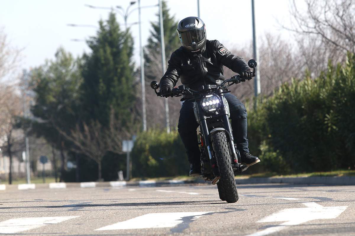 La posición de conducción es diferente en ambas motos