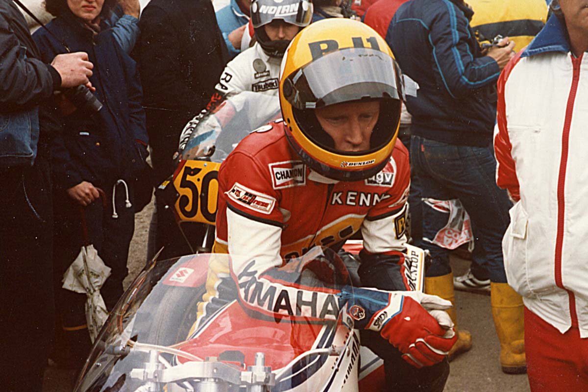 Kenny Roberts y su Yamaha YZR500 en 1982, uno de los primeros pilotos en usar guantes SPIDI