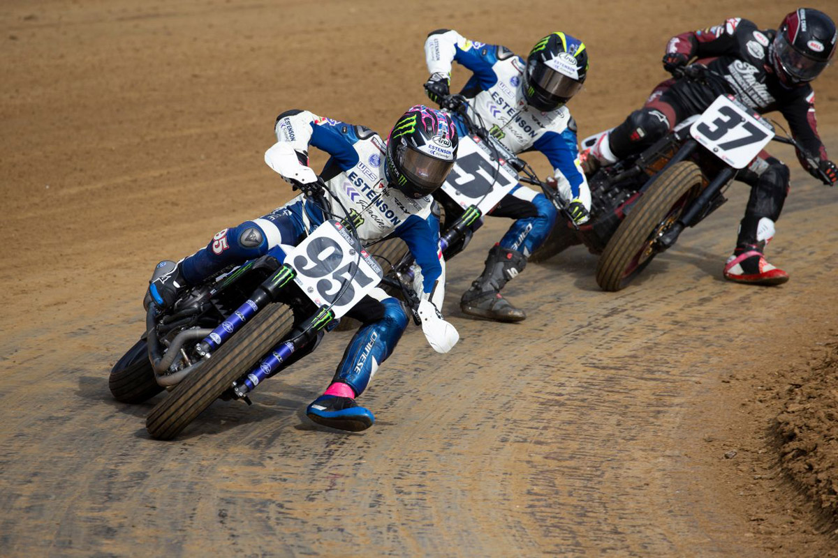 Pilotos Yamaha Flat-Track seguidos por una Indian FTR