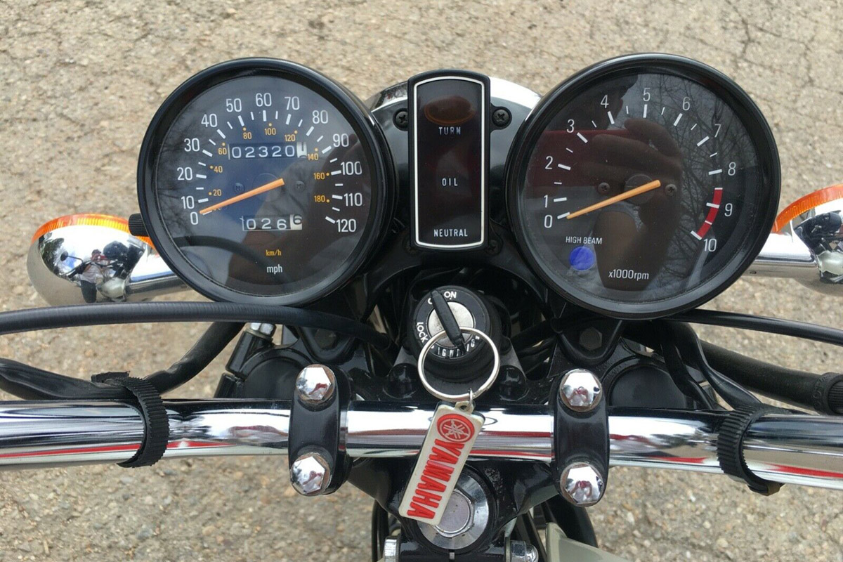 Instrumentación Yamaha RD400F