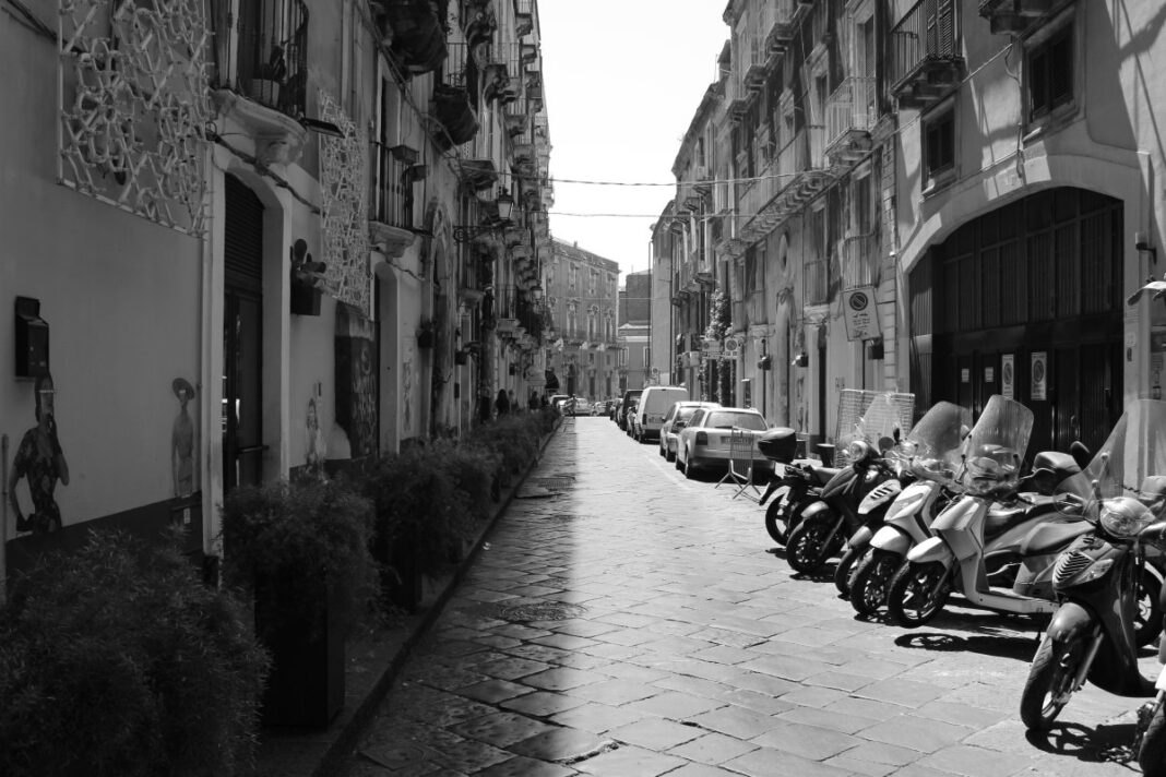 Calle con motos aparcadas