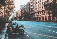 Calle vacía con motos aparcadas