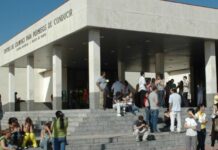 Alumnos esperando examen DGT carné conducir
