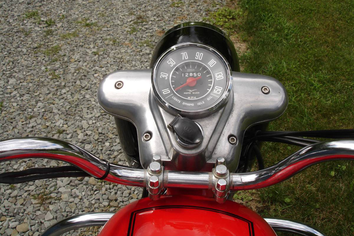 Instrumentación de la Moto Guzzi V750 Ambassador