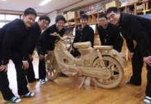 Honda Super Cub fabricada en cartón