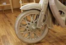 Honda Super Cub fabricada en cartón