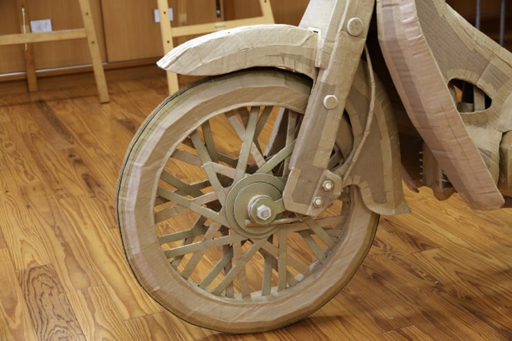 Honda Super Cub fabricada en cartón