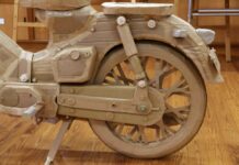 Honda Super Cub fabricada en cartón