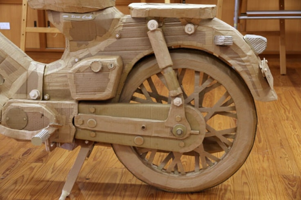 Honda Super Cub fabricada en cartón