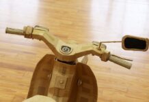 Honda Super Cub fabricada en cartón