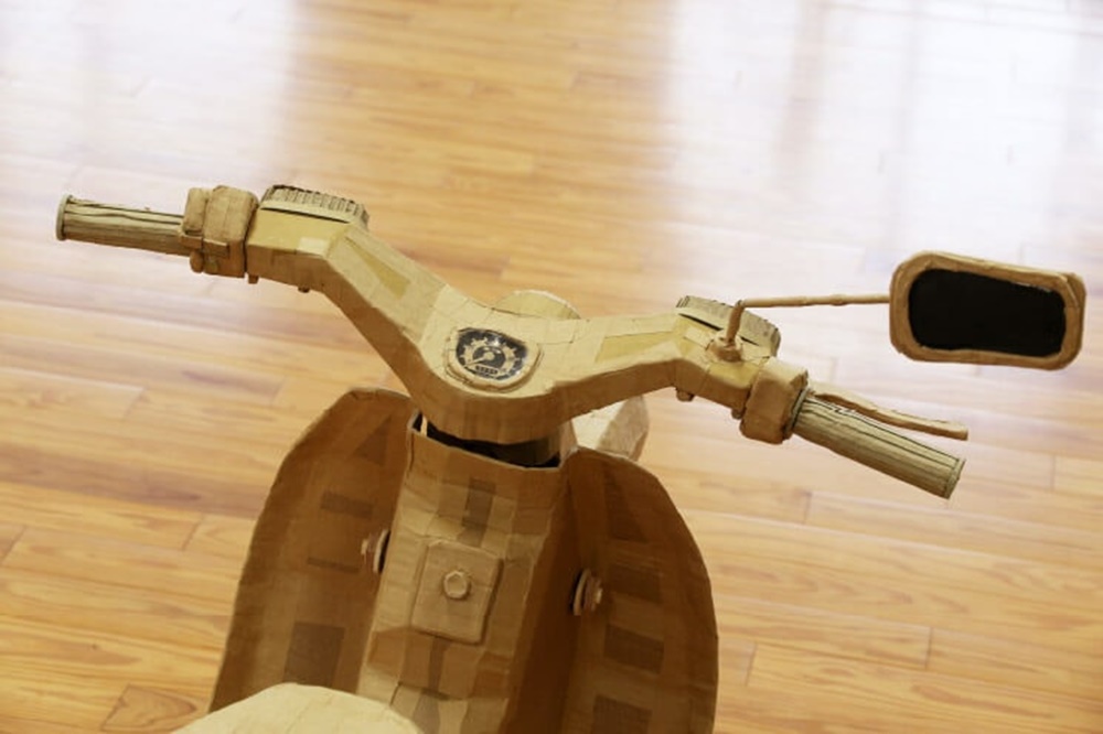 Honda Super Cub fabricada en cartón