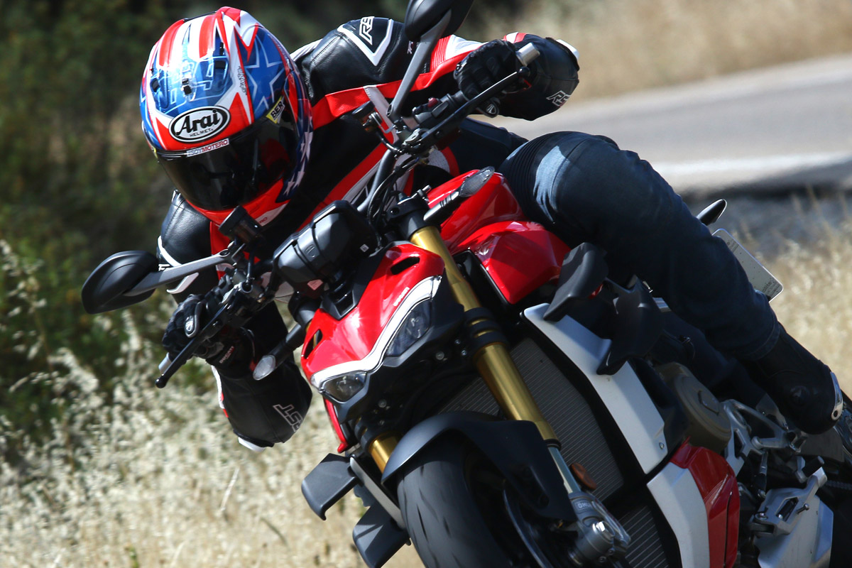 La agilidad de la Ducati Streetfighter V4 S es la misma de una supersport