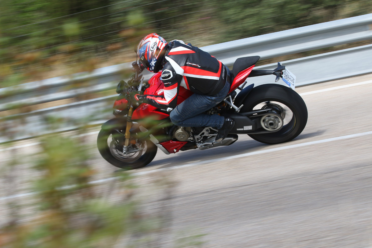 La electrónica de la Ducati Streetfighter V4 S hace posible lo imposible