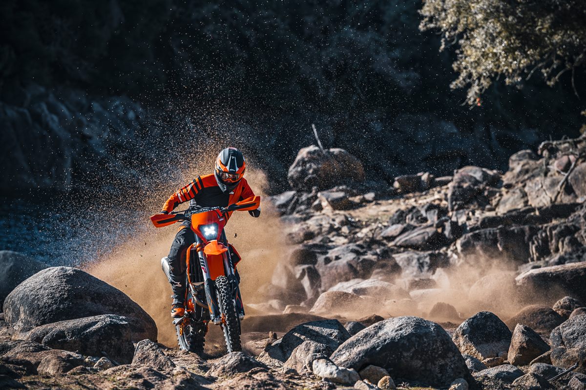 ktm_350_exc-f_my21_action