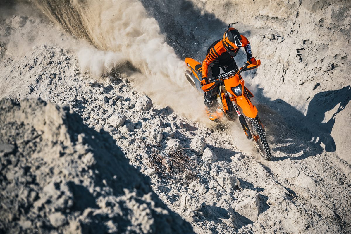 ktm_350_exc-f_my21_action_1