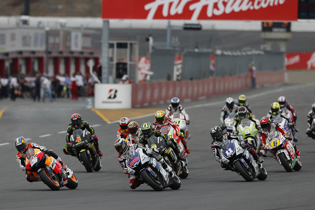 Salida del GP de Japón con Pedrosa y Lorenzo luchando por la primera plaza