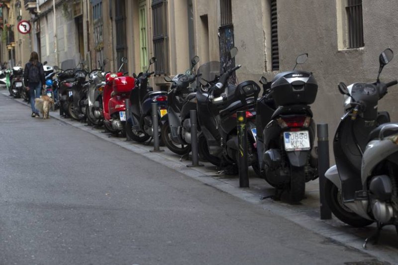 Calle de Barcelona con motos (mal) aparcadas