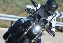 La Benelli 752S destaca por su tren delantero: horquilla Marzocchi de 50 mm con pinzas radiales Brembo y neumáticos Pirelli