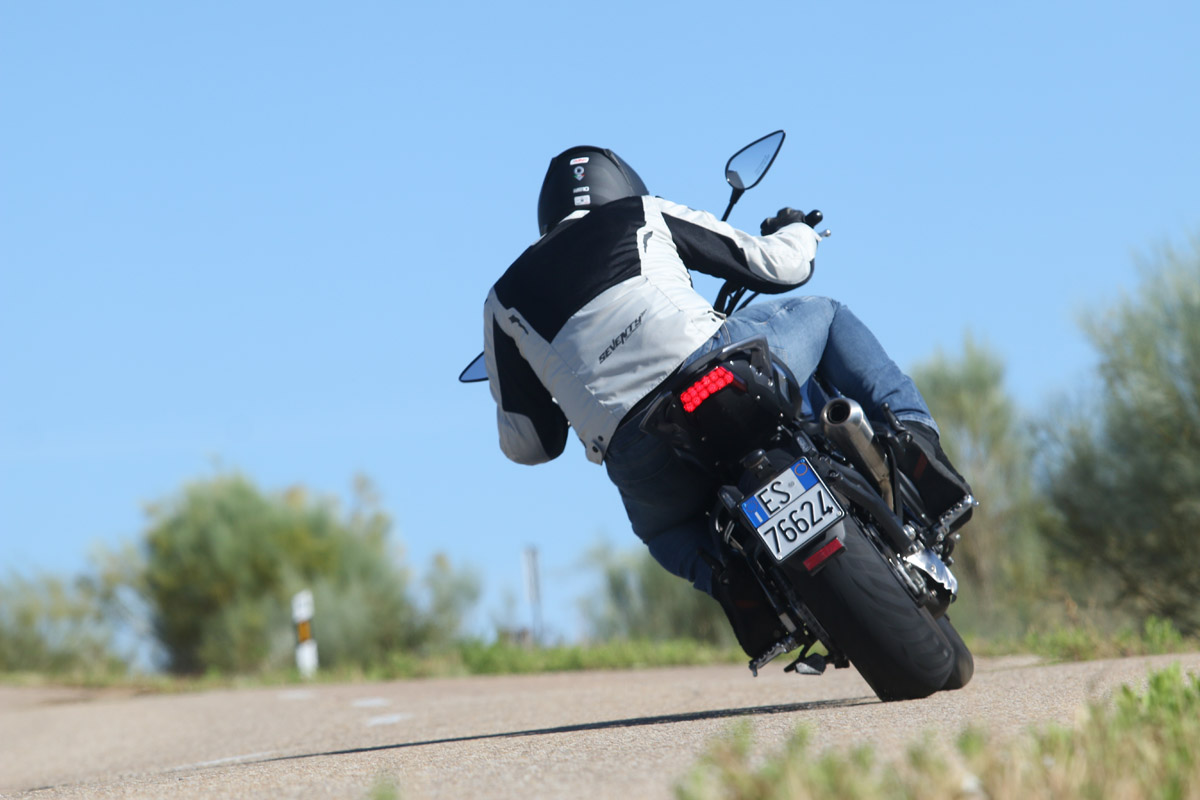 Benelli 752S vista trasera en movimiento