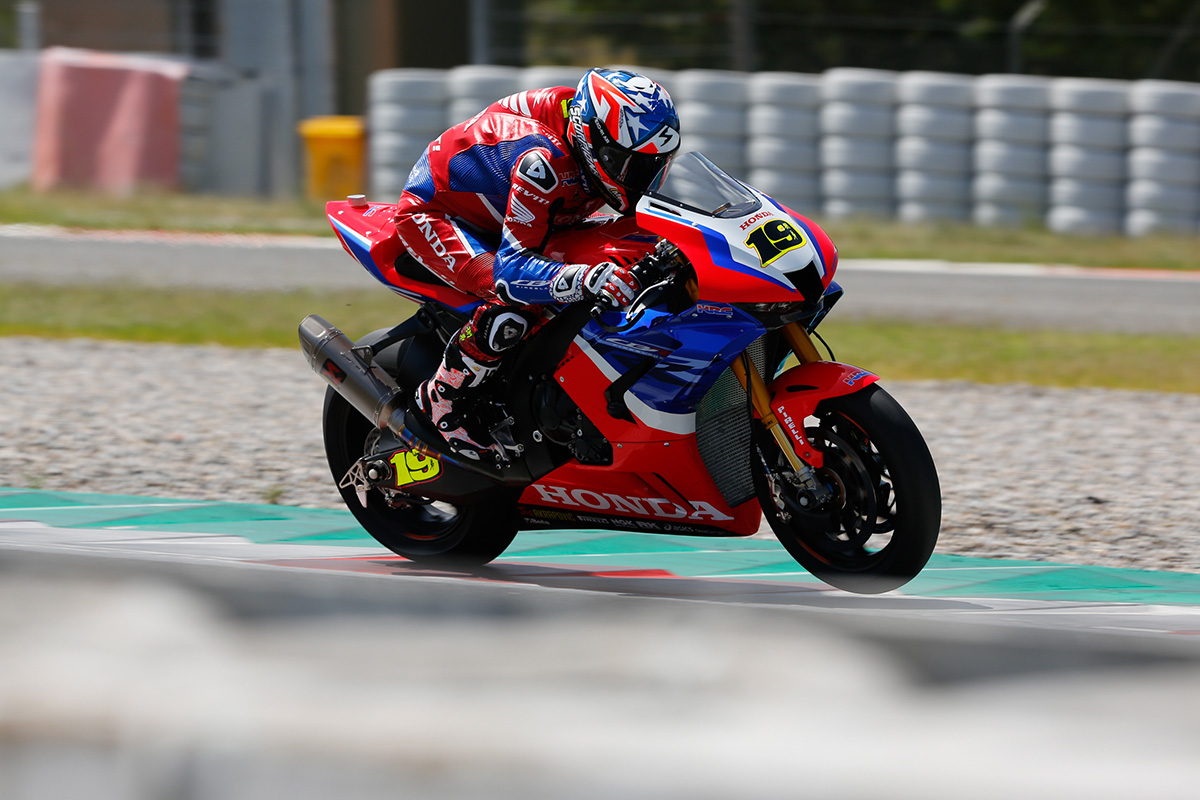 Bautista fue más rápido que Haslam el primer día de test en Montmeló