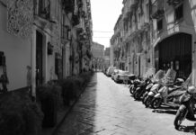 Calle urbana con motos aparcadas (BN)
