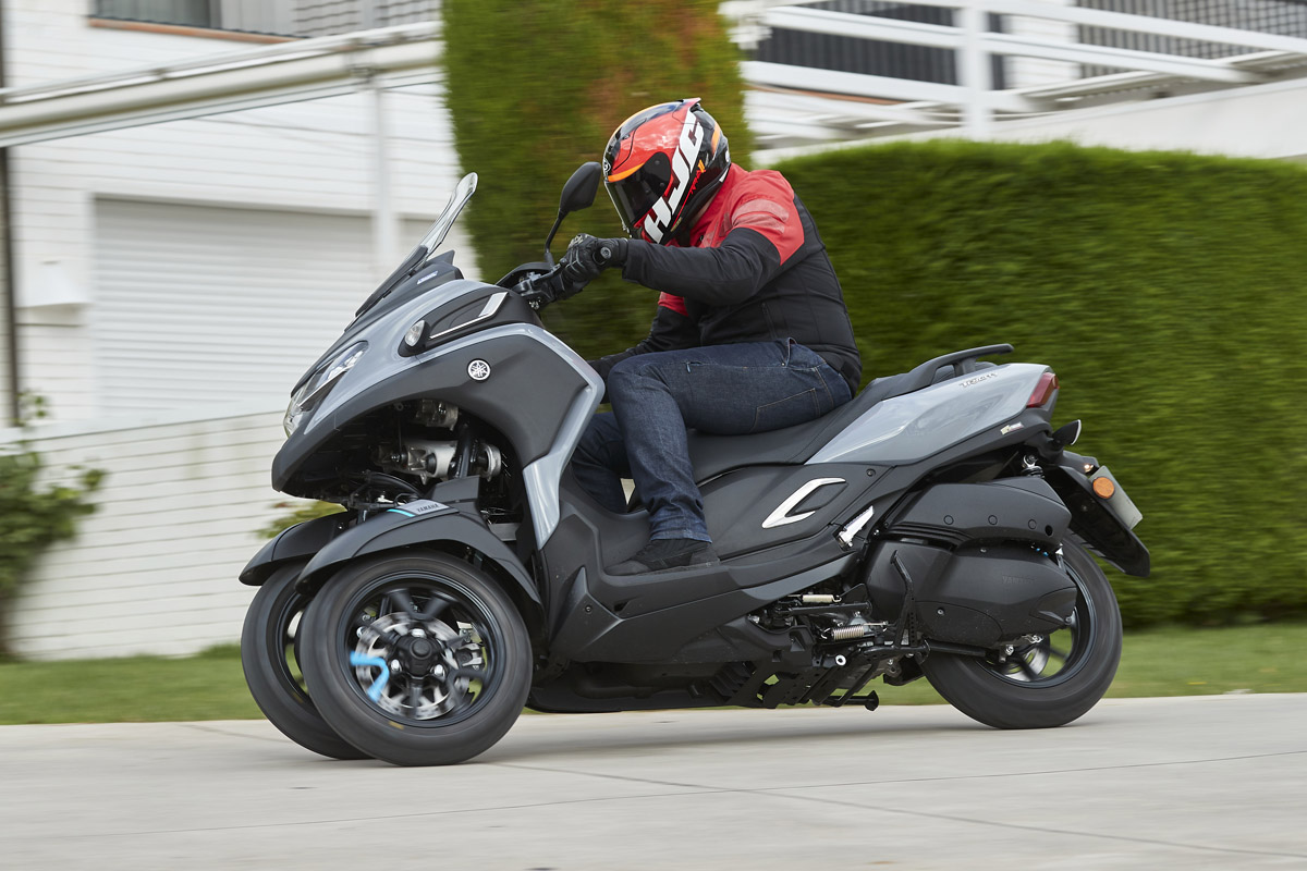 La anchura del Yamaha Tricity 300 es contenida para equipar doble rueda delantera