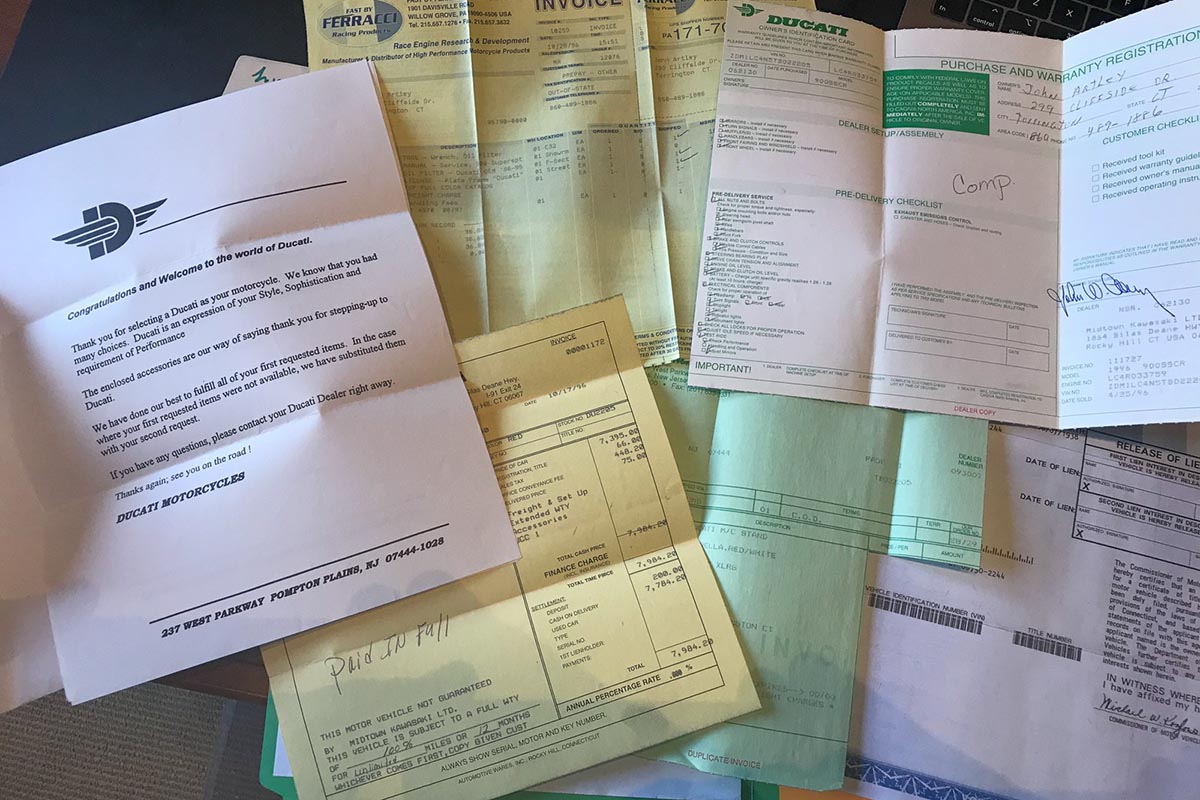 Facturas y documentación oficial de la moto