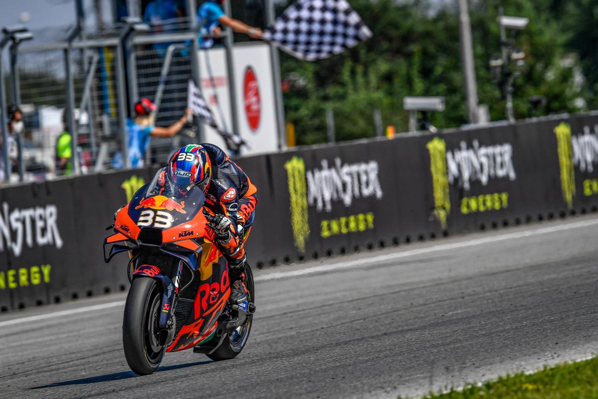Binder cruzando la meta en Brno