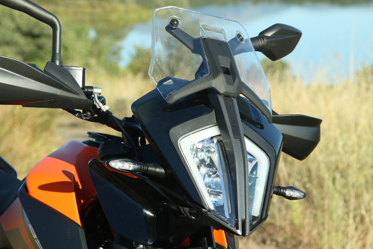 Parabrisas corto en la KTM 390 Adventure, ideal para conducción off road pero escaso para carretera