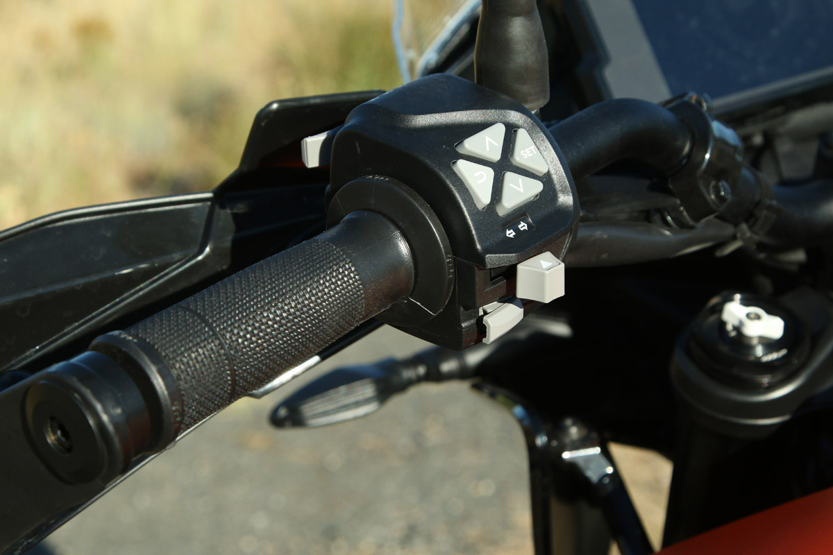 Navegación intuitiva y fácil desde la piña izquierda de la KTM 390 Adventure
