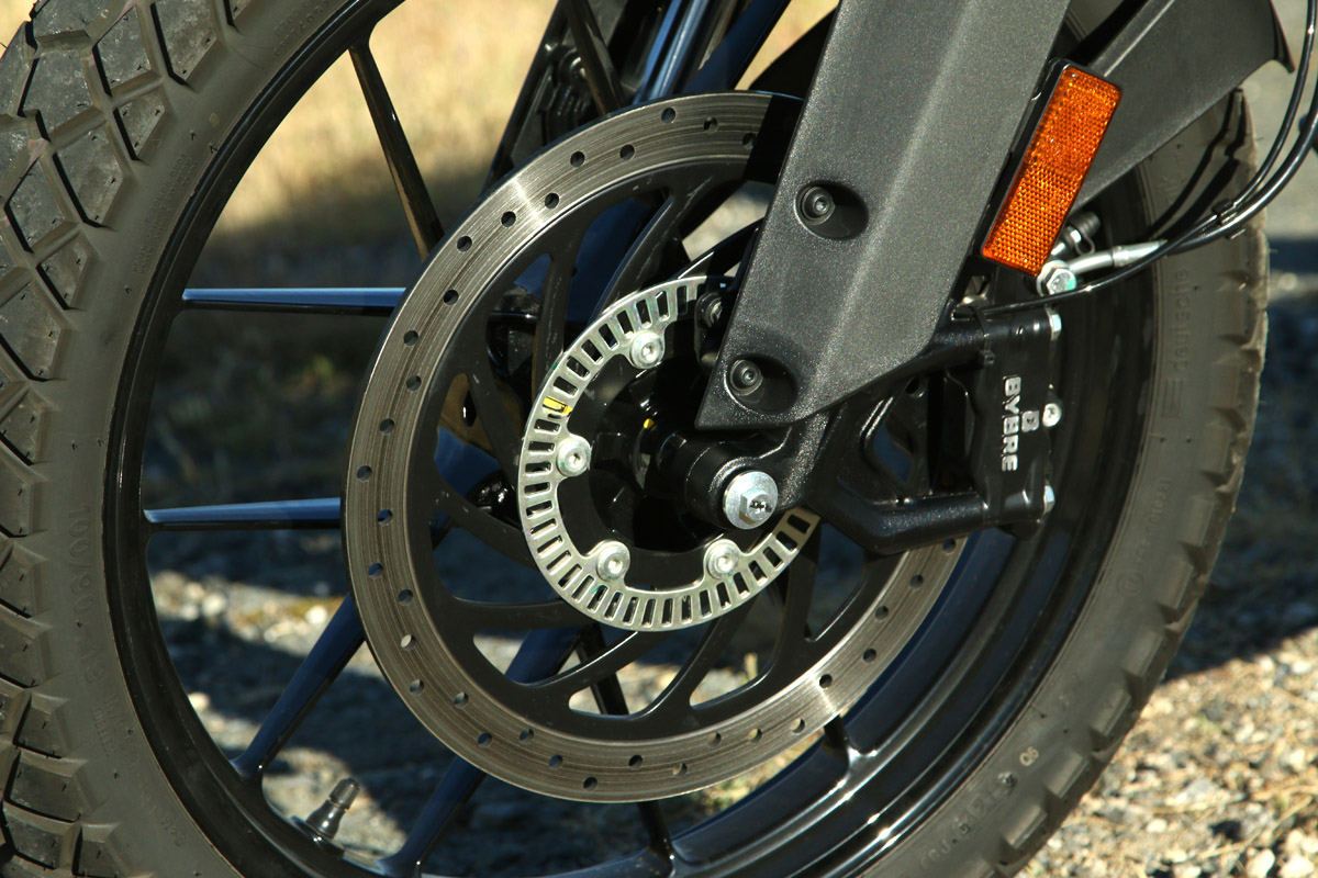 Único disco de freno delantero y pinza radial Bybre en la KTM 390 Adventure