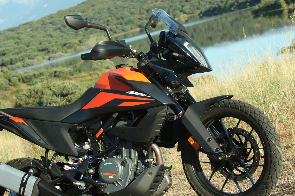 La horquilla invertida WP APEX de 43 mm de la KTM 390 Adventure es uno de sus puntos fuertes