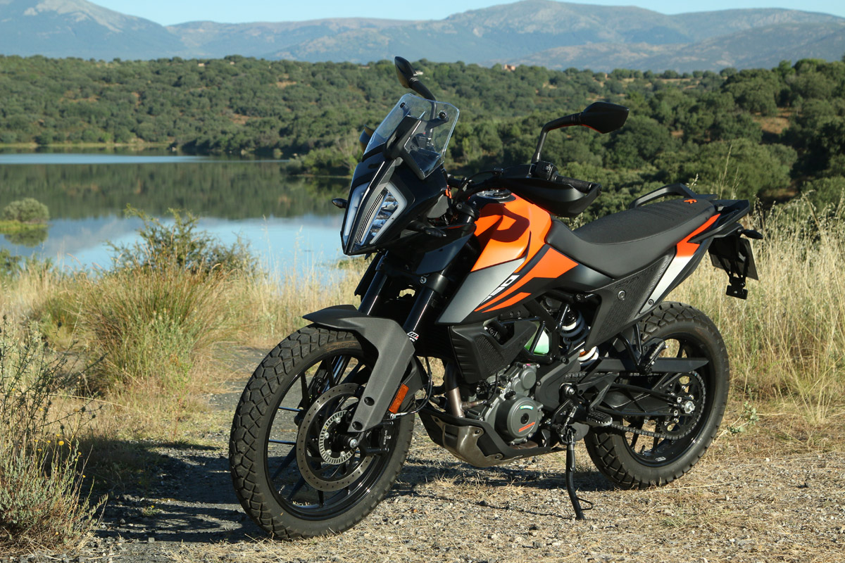 La KTM 390 Adventure es una de las mejores motos de la categoría trail A2 pues aúna diseño, equipamiento, tecnología y prestaciones.