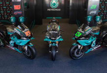 Yamaha YZF-R1 PSRT LE Replica escoltada por las M1 de MotoGP